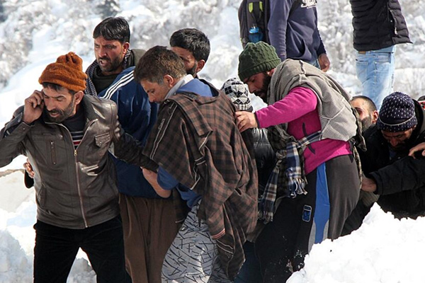 Keşmir'de çığ felaketi: 57 kişi hayatını kaybetti
