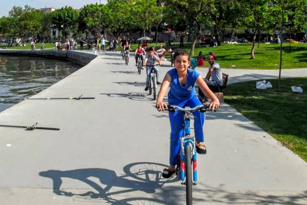 Çocukların gelişimi için bisiklet çok faydalıdır