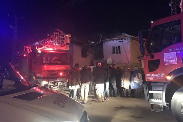 Niğde'de iki katlı evde çıkan yangında 4 kişi öldü, 3 kişi yaralandı