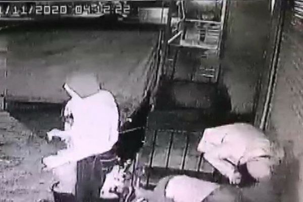 Hırsızlık yaparken halay çekti