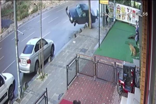 Drift yapan sürücü kaldırıma çarptı: Durakta bekleyenler ölümden döndü