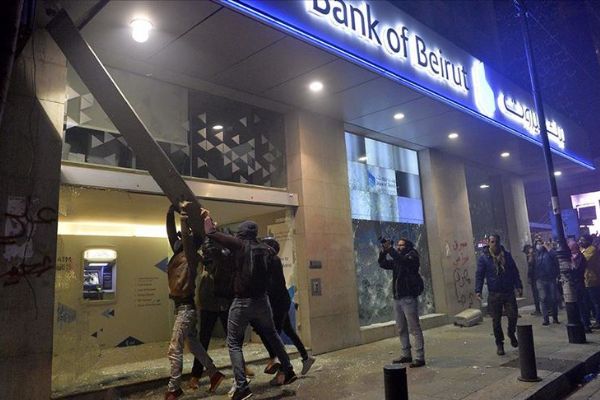 Lübnan'da protestocular ile emniyet güçleri arasında gerginlik