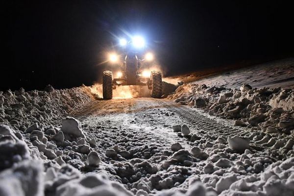 Ağrı'nın 2 bin rakımlı dağ köyü yollarını kar timleri ulaşıma açtı
