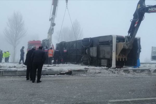 Isparta'da yolcu otobüsü devrildi: 29 yaralı