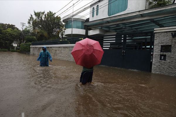 Endonezya'da 7 binden fazla kişi selden etkilendi
