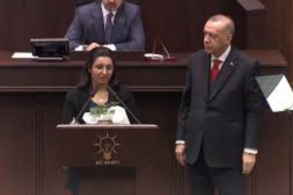 Cumhurbaşkanı Erdoğan AK Parti grup toplantısında şehit kızı Gülay Demir'i kürsüde ağırladı