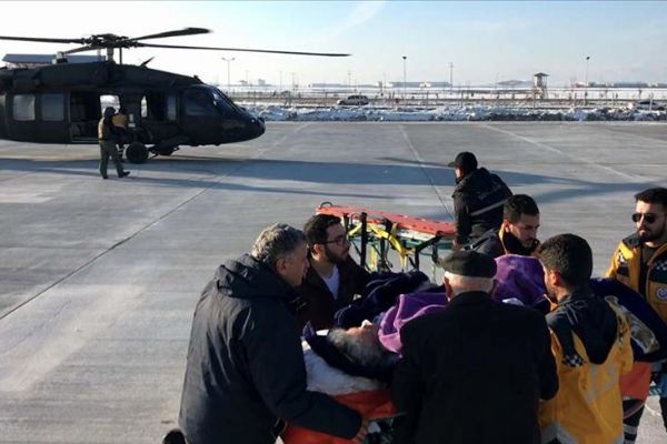 İnme teşhisi konulan kadının yardımına Mehmetçik helikopterle yetişti