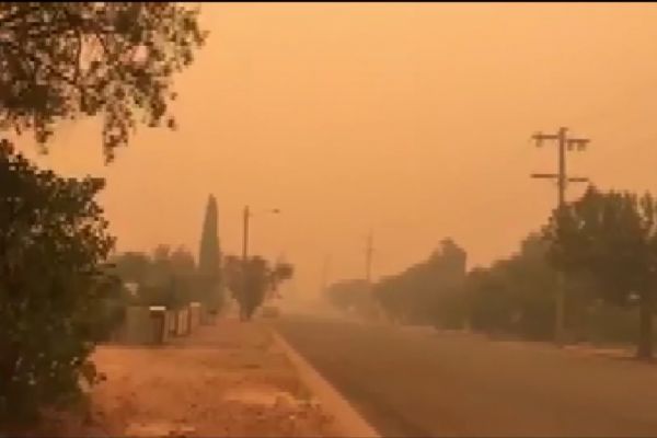 Avustralya genelindeki orman yangınlarının sürdüğü bölgede birçok kent duman altında