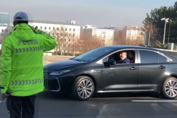 Bakan Varank, kendi kullandığı hybrid model makam aracıyla TBMM'ye geldi