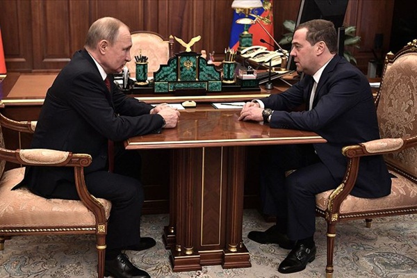 Rusya'da hükümet istifa etti