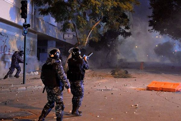 Lübnan'da göstericilerle güvenlik güçleri arasındaki gerginlikte 35 kişi yaralandı