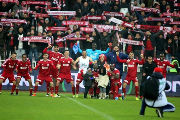 Lider Sivasspor'u ilk yarıda taraftarları yalnız bırakmadı