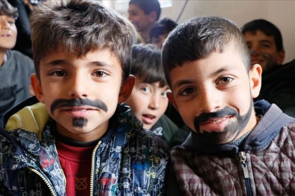 Gönüllüler tiyatrosu perdelerini köy çocukları için açıyor