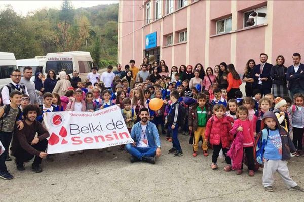 Üniversiteliler yaklaşık bin çocuğun hayatına dokundu