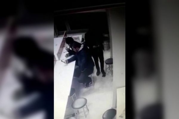 İki şahsın yere düşen cüzdanı ayaklarıyla çalma çabası kamerada