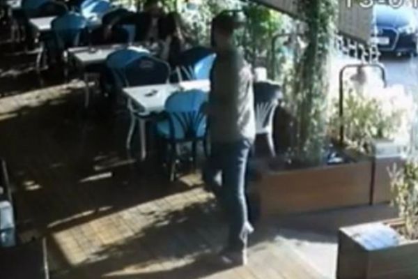 Pastanede silahlı saldırı anı kamerada