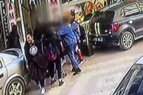 Kız öğrenciler tekme tokat birbirine girdi