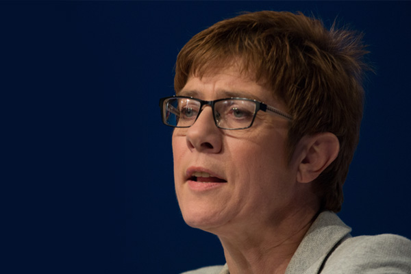 Almanya Savunma Bakanı: ABD bizi İran konusunda tehdit etti