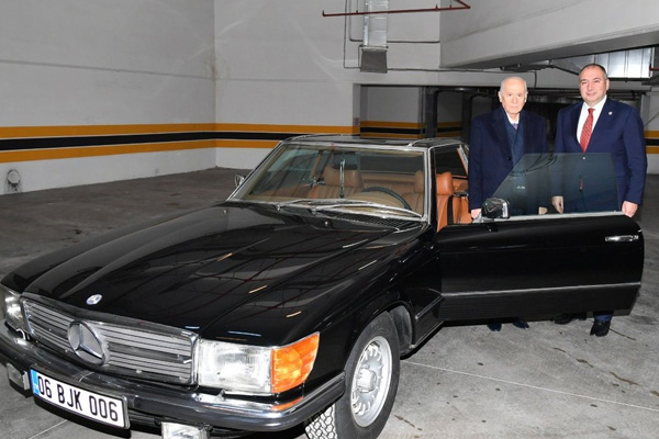 Bahçeli, klasik araçlarından birini MHP'li Karataş'a hediye etti