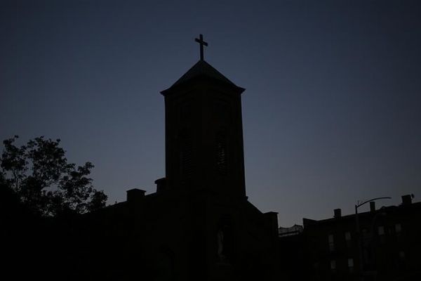 Fransa'da cinsel istismarda bulunduğunu kabul eden papaz kiliseyi suçladı