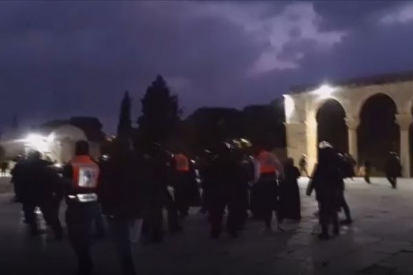 İsrail polisi Mescid-i Aksa'da cemaate saldırdı