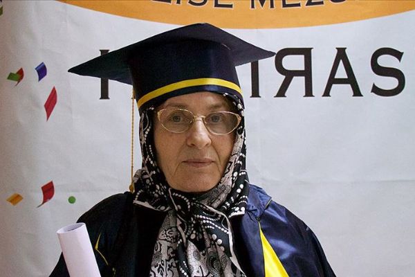 68 yaşında liseden mezun olmanın mutluluğunu yaşadı