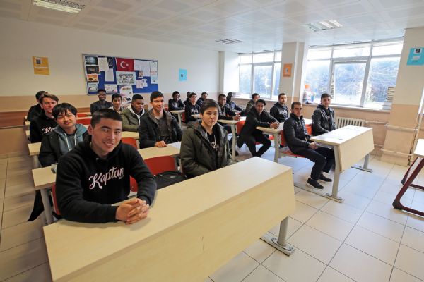 Burslarından artırıp bir yetime hami oldular