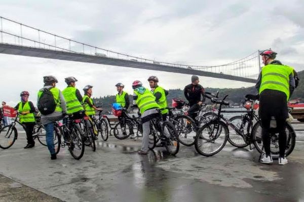 İstanbul Boğazı bisiklet turları turistlerin ilgisini çekiyor.