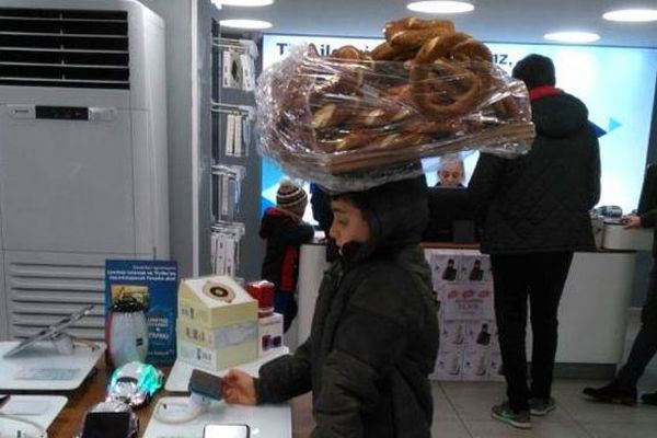 Başında simit tablasıyla girdiği bayide oyun oynayan çocuk yürek burktu
