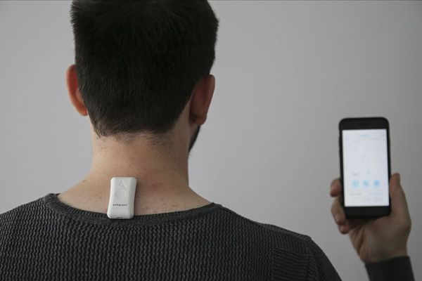 Duruş bozukluğu olan yazılımcı dik durma alışkanlığı kazandıran cihaz üretti