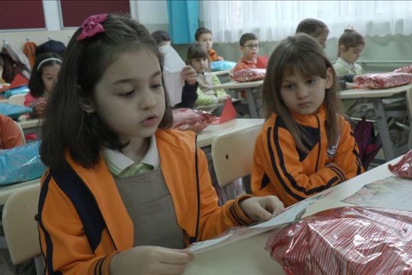 Öğrencilerden Mehmetçiğe mektup ve Suriyeli kardeşlerine karne hediyesi