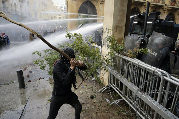 Lübnan'da gösteriler şiddete dönüştü: Yüzlerce yaralı var
