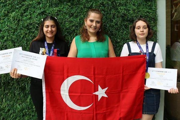 Endonezya'da Türk öğrencilere uluslararası bilim yarışmasında 2 altın madalya