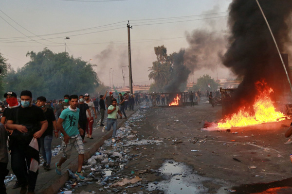 Iraklı göstericiler 'İranlı Komutan Süleymani'nin' afişini yaktı