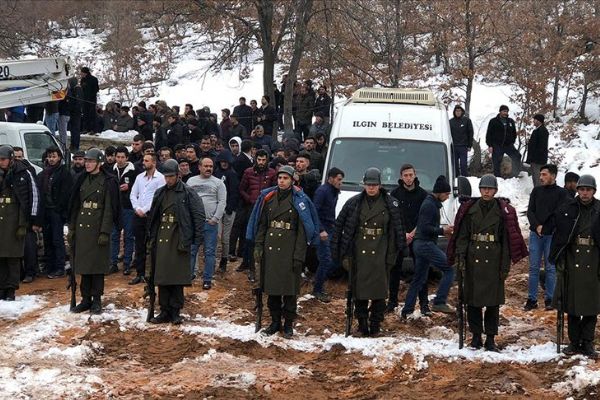 Şehit cenazesinde bir grup genç üşümesinler diye montlarını askerlere giydirdi