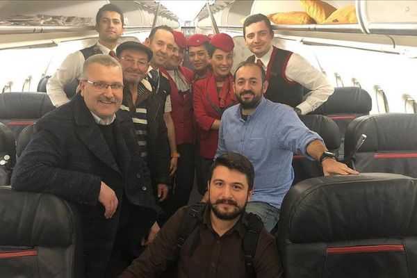 Leylekle kurduğu dostluğun anlatıldığı belgeseldeki balıkçı Yılmaz'a THY uçağında sürpriz