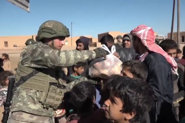 MSB: Mehmetçik, Barış Pınarı bölgesindeki Suriyeli kardeşlerimizle ekmeğini paylaşmaya devam ediyor