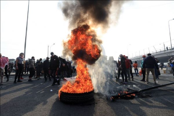 Irak'ta göstericiler yolları kapattı