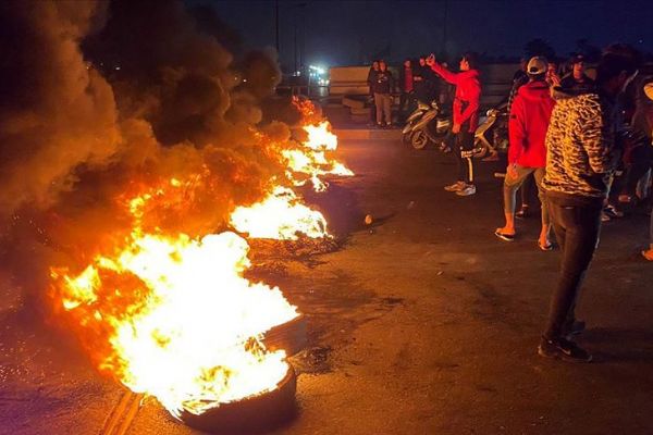 Irak'ta göstericiler yolları trafiğe kapatmaya devam ediyor