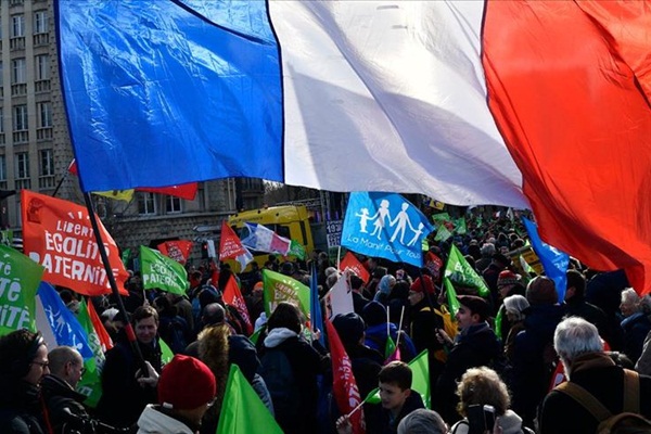 Macron'un görüşme yaptığı sarayın çevresinde protesto
