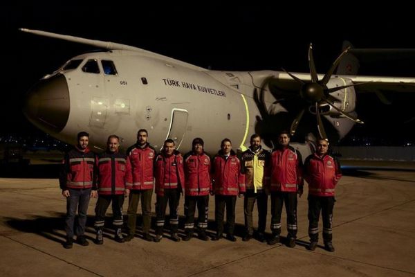 Somali'deki yaralıları Türkiye'ye getirecek sağlık ekibi uçakla Mogadişu'ya gitti