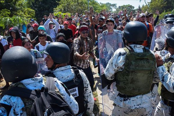 Orta Amerikalı göçmenler Meksikalı güvenlik güçleriyle çatıştı