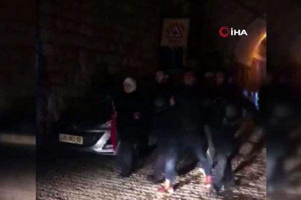 İşgalci İsrail güçleri namaz kılan Filistinlileri gözaltına aldı