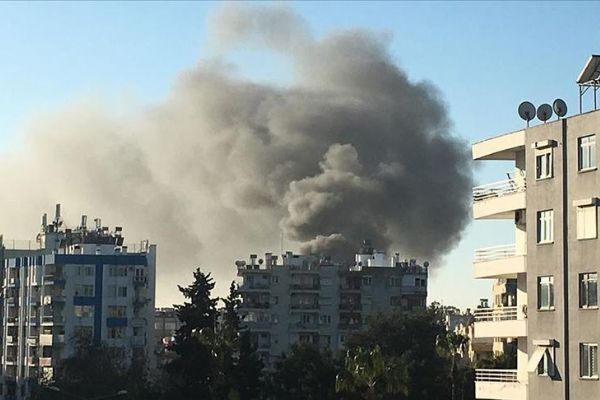 Antalya'da iş merkezinde yangın çıktı