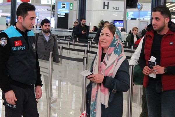 Turkuaz yelekli pasaport polisleri hizmet vermeye başladı