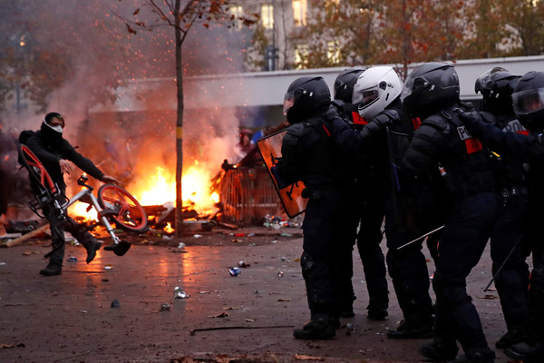 Fransa'da protestocular elektrikleri kesti