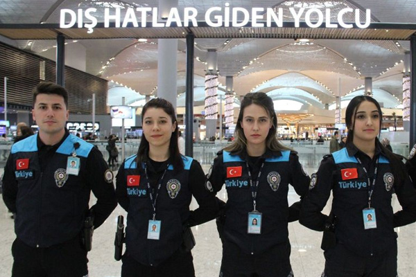Pasaport polislerinin üniformalarında artık 'Turkey' yazmıyor