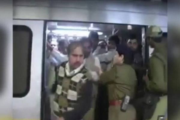 Hindistan'da kadınlara özel vagona binen erkekler dayak yedi