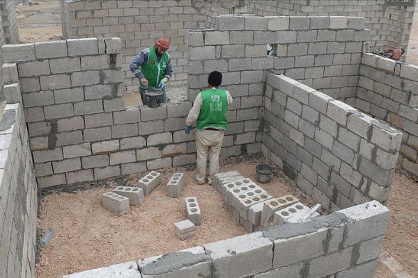 İHH, İdlib'de briket ev inşasına başladı