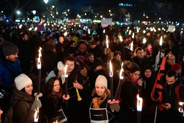 Fransa'da emeklilik reformuna karşı meşaleli gösteri